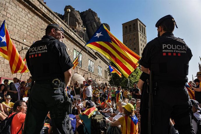 Manifestantes durante una protesta de la Assemblea Nacional Catalana (ANC) contra la visita de los Reyes a la Abadía de Montserrat, a 23 de junio de 2025, en Montserrat, Barcelona, Cataluña (España). La ANC ha organizado esta protesta contra la participac