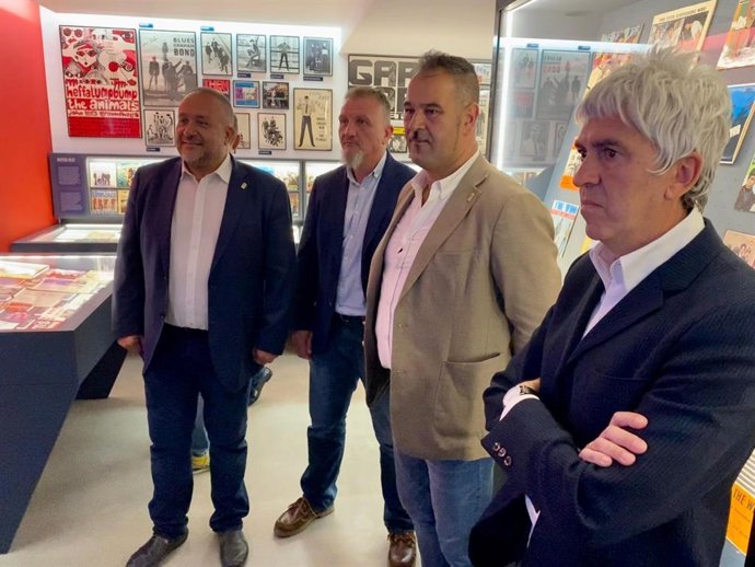 El presidente de la Diputación de León, Gerardo Álvarez Courel (izquierda), en la Fundación Club 45.