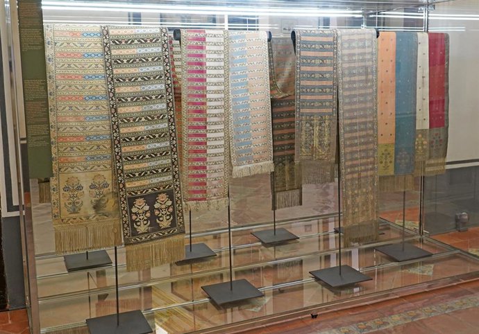 El Museo Nacional de Lituania presenta "El tejido como símbolo del Estado" en el Museo de la Seda de València