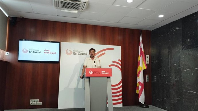 El concejal de BComú en el Ayuntamiento de Barcelona, Marc Serra, en rueda de prensa este miércoles.