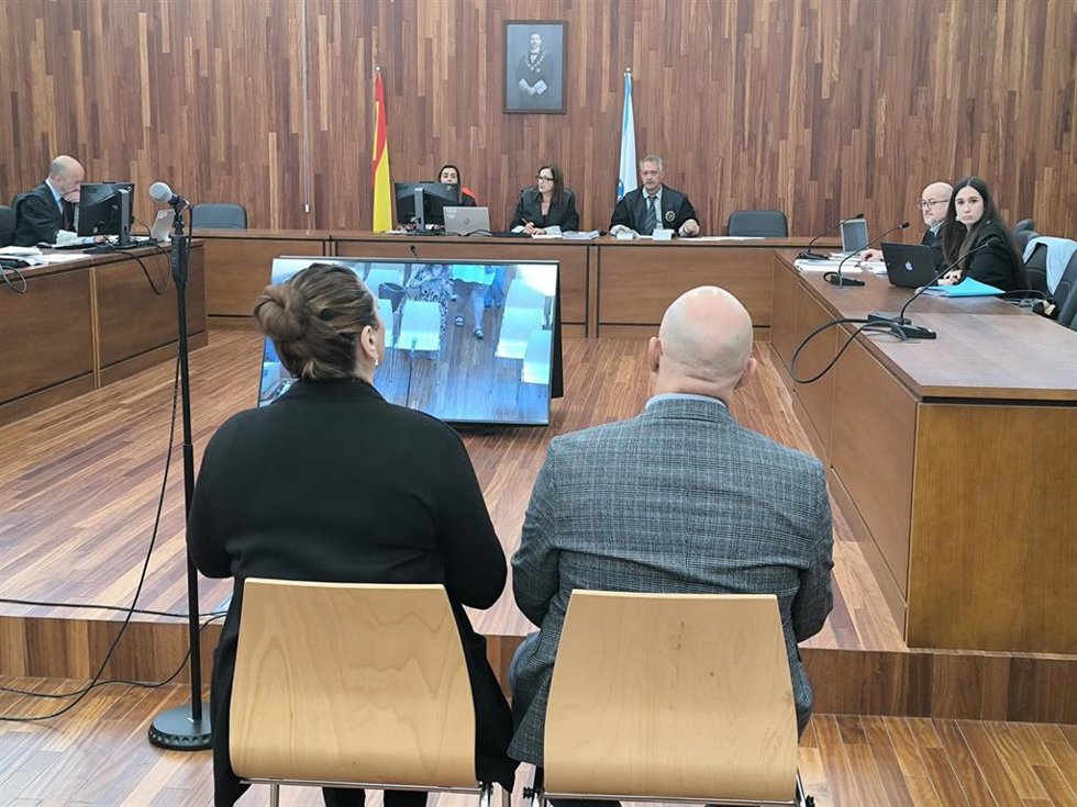 Juicio a una extrabajadora de Vitrasa y su pareja, acusados por incendiar dos buses urbanos en Vigo, y para quienes la Fiscalía pide 10 y 20 años de cárcel, respectivamente.