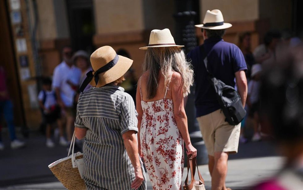 Turistas con ropa veraniega paseando por el casco histórico. A 28 de mayo de 2025, en Sevilla (Andalucía, España). (Foto de archivo).