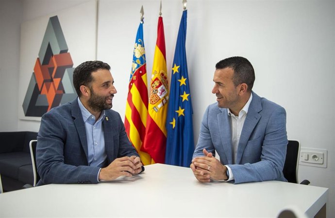 El presidente de la Diputació de València, Vicent Mompó, (d)y el alcalde de la capital de Sagunt Darío Moreno,