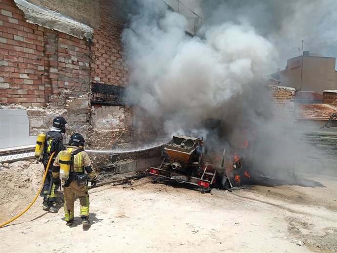 Bomberos del CEIS apagan un incendio declarado en un vehículo que se encontraba en el interior de una obra en la calle Cartagena de Molina de Segura