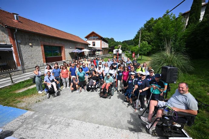 Foto de grupo junto a la Oficina Turística de Lekunberri.