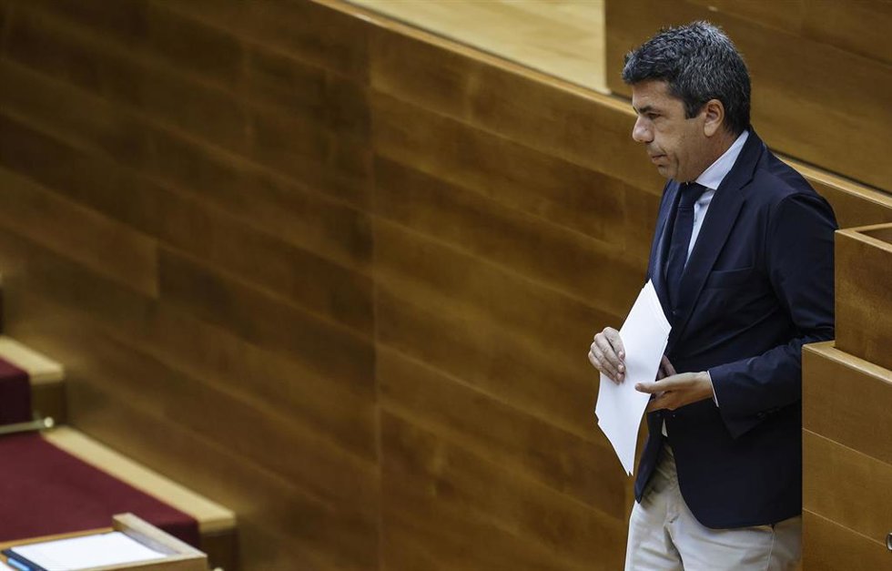 El president de la Generalitat, Carlos Mazón, interviene durante una sesión de control de Les Corts de Valencia, a 12 de junio de 2025, en Valencia
