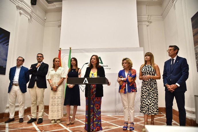 La delegada del Gobierno de Andalucía en Málaga, Patricia Navarro, junto a los delegado provinciales en Málaga.