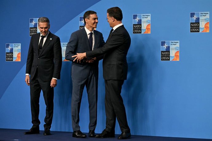 25 de junho de 2025, Holanda, Haia: (da esquerda para a direita) O primeiro-ministro da Holanda, Dick Schoof, observa enquanto o primeiro-ministro da Espanha, Pedro Sanchez, aperta a mão do secretário-geral da OTAN, Mark Rutte, na Cúpula da OTAN em Haia, 