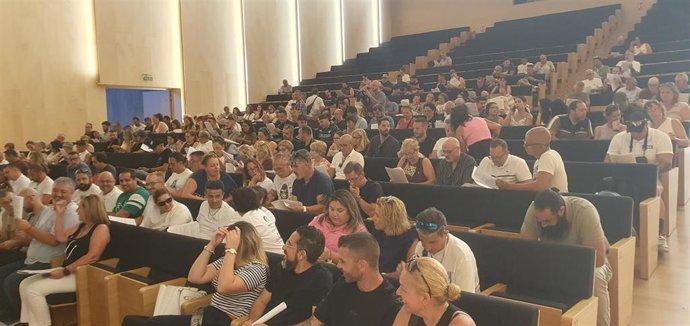 Asamblea de trabajadores de Sindicalistas de Base para votar el preacuerdo que evite la huelga turística