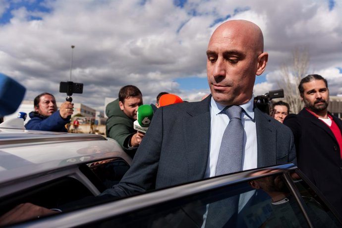 Archivo - El expresidente de la Real Federación Española de Fútbol (RFEF) Luis Rubiales, a su salida de la Audiencia Nacional, a 12 de febrero de 2025, en San Fernando, Madrid (España). El ex seleccionador femenino; el exdirector deportivo de la selección