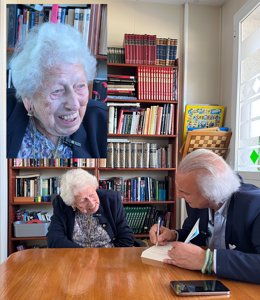María Luisa Merelles, de 105 años, con el Dr. Manuel de la Peña.