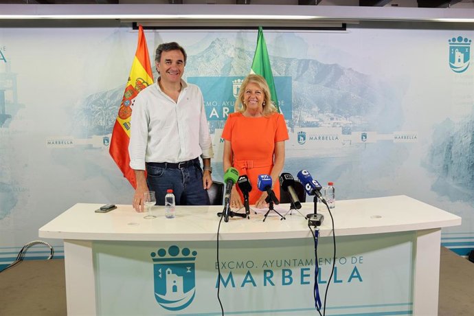 La alcaldesa de Marbella, Ángeles Muñoz, y el portavoz del Gobierno local, Félix Romero.
