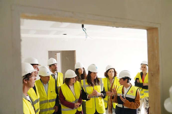 La ministra de Vivienda y Agenda Urbana, Isabel Rodríguez (2d), y la conselleira de Vivienda y Planificación de Infraestructuras, María Martínez Allegue (4d), durante una visita a una promoción de 24 viviendas destinadas al alquiler asequible, a 19 de jun