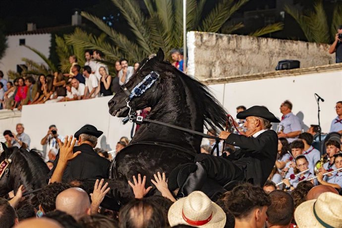 Decenas de personas durante los Jocs des Pla en Ciutadella durante las Fiestas de Sant Joan, a 23 de junio de 2025, en Menorca, Islas Baleares (España).