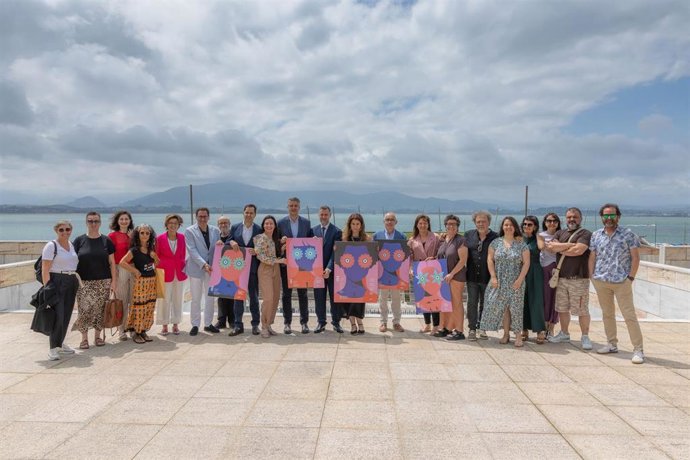 El director general de Cultura-Institución Príncipe de Viana, Ignacio Apezteguía, junto al resto de asistentes a la reunión celebrada en Santander.