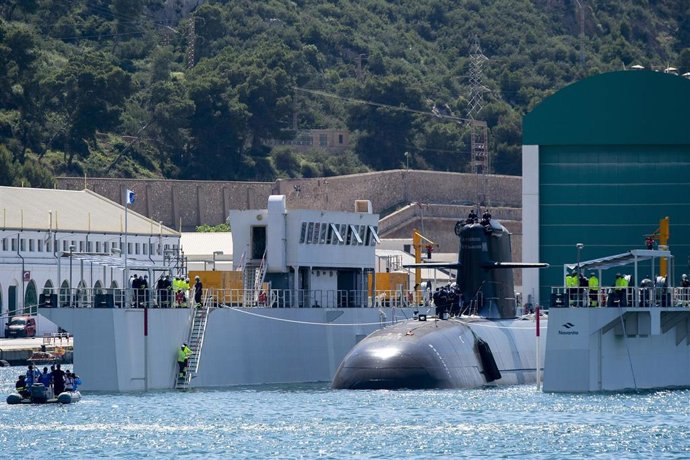 Archivo - El submarino S-81 Isaac Peral durante su puesta a flote, después de salir del astillero de Navantia, a 7 de mayo de 2021, en Cartagena, Murcia (España).