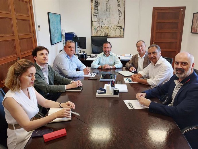 El conseller insular de Territorio, Movilidad e Infraestructuras, Fernando Rubio, se reúne con representantes de Baleval