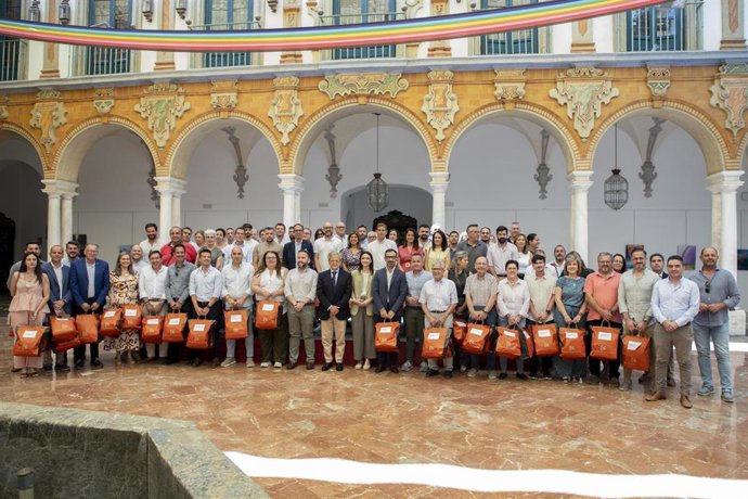 Fuentes (centro), en la foto de familia con los alcaldes, ediles y técnicos de los ayuntamientos asistentes a la jornada Informativa sobre el programa 'Diputacion Contrata'