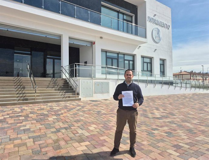 Archivo - El alcalde de Pulianas, José Antonio Carranza, en imagen de archivo a las puertas del Ayuntamiento