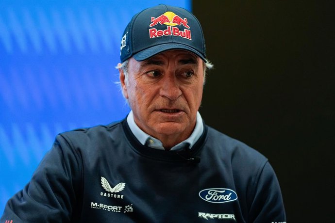 Archivo - Carlos Sainz participa de uma entrevista para a Europa Press antes da apresentação do novo projeto da Ford Team para o Dakar 2025 na sede da Red Bull em 19 de dezembro de 2024, em Madri, Espanha.