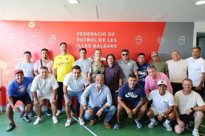 La regidora de Gente Mayor e Interculturalidad de Cort, Luisa Marqués, y el presidente de la FFIB, Jordi Horrach, con los representantes de los participantes en la 1ª Copa Internacional de Selecciones Fútbol de Mallorca.