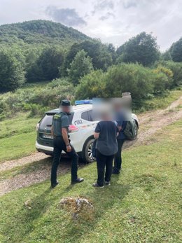 Imagen de los agentes de la Guardia Civil que auxiliaron a una mujer lesionada en la ruta mitológica de Carande (León).