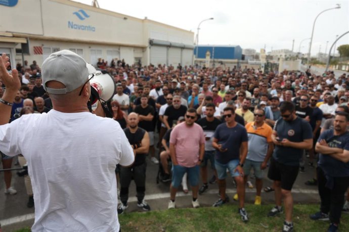 Trabajadores del metal durante la huelga indefinida en la jornada del martes, antes de salir en manifestación por la ciudad de Cádiz.
