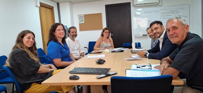 Representantes de Hiru Hamabi se reúnen con el subdirector de Humanización, Atención al usuario y Formación del IBSalut, Gabriel Rojo