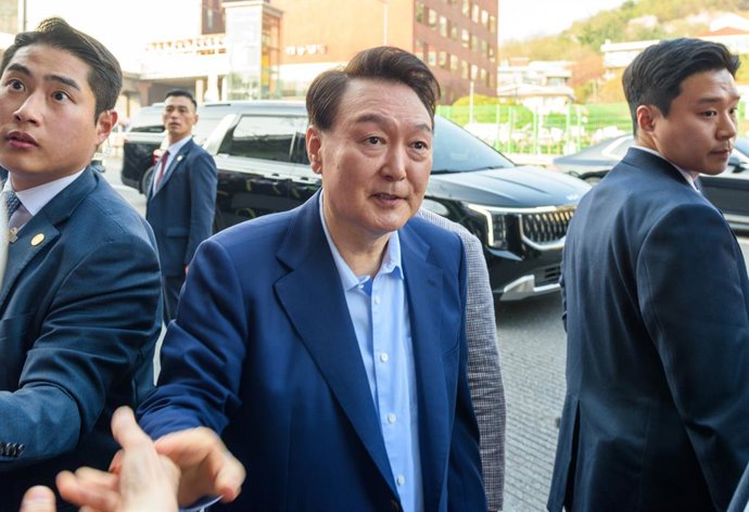 Archivo - April 11, 2025, Seoul, South Korea: Ousted South Korean President Yoon Suk Yeol (C) leaves the presidential residence. Ousted South Korean president Yoon Suk Yeol moved from the presidential residence to his private home on April 11. And a week 