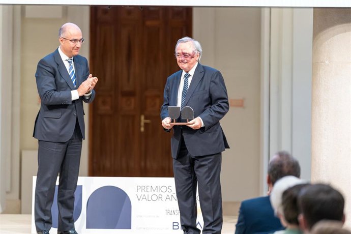 El oncólogo Mariano Barbacid recibe el Premio Valor Añadido a la Ciencia e Investigación.