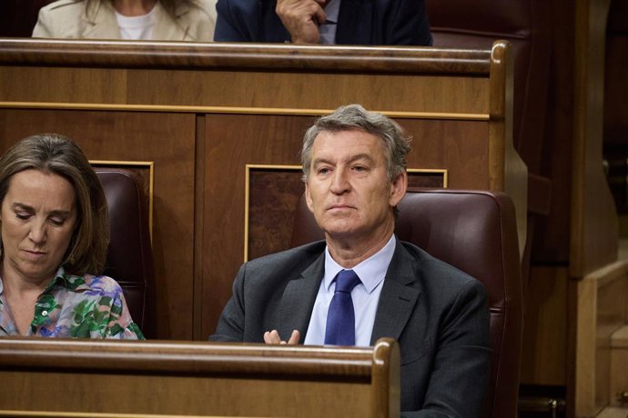 O presidente do PP, Alberto Núñez Feijóo, durante uma sessão plenária no Congresso dos Deputados, em 25 de junho de 2025, em Madri (Espanha).  A sessão de controle é marcada pela ofensiva do PP contra o governo em relação ao caso Koldo e pelo pedido do pr