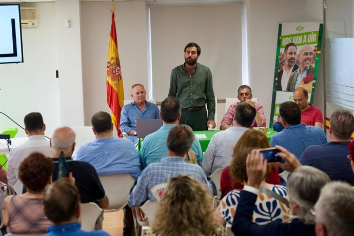 El presidente del Comité Ejecutivo Provincial de Vox-Sevilla, Javier Navarro, con coordinadores y concejales de toda la provincia