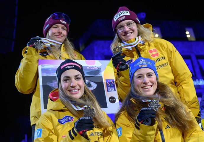 Archivo - (L-R) Germany's Helen Hoffmann, Pia Fink, Victoria Carl and Katharina Hennig celebrate bronze medal at the award ceremony of the women's 4x7,5km relay event at the FIS Cross-Country World Ski Championships in Trondheim.