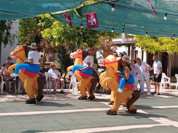 Trabajadores y residentes de la Llar d'Ancians en la celebración de Sant Joan.