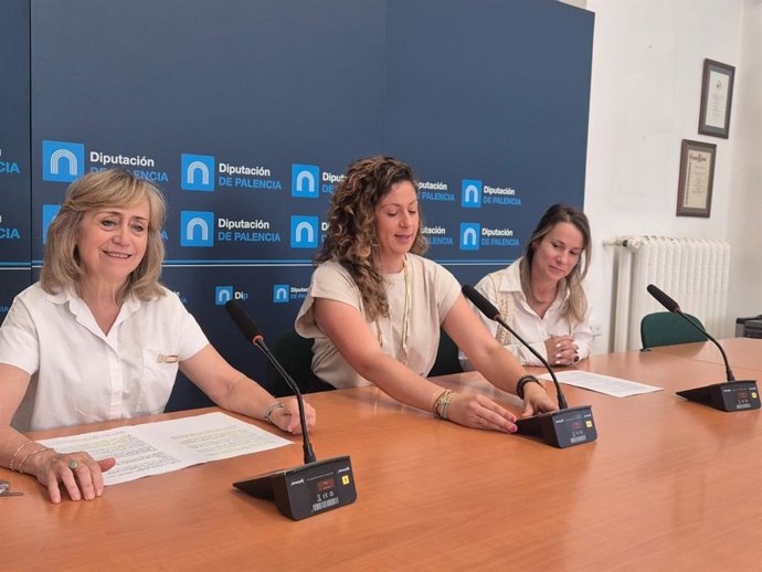 La alcaldesa de Baltanás, la diputada de Cultura y la directora del museo del Cerrato .