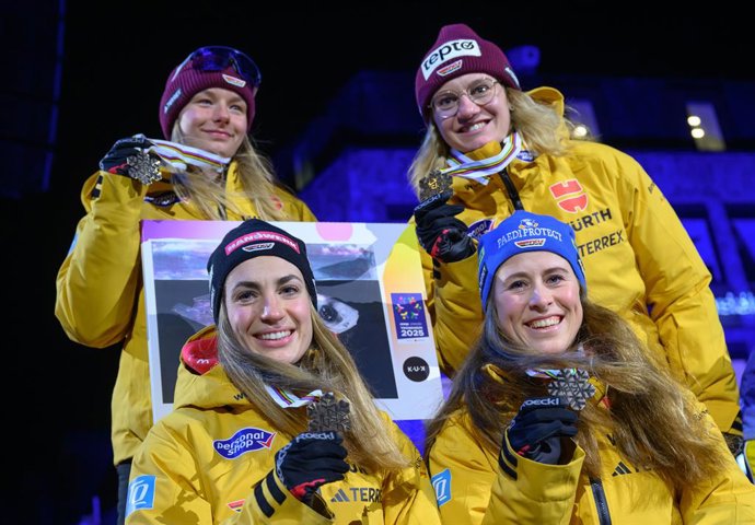Archivo - 07 March 2025, Norway, Trondheim: (L-R) Germany's Helen Hoffmann, Pia Fink, Victoria Carl and Katharina Hennig celebrate bronze medal at the award ceremony of the women's 4x7,5km relay event at the FIS Cross-Country World Ski Championships in Tr