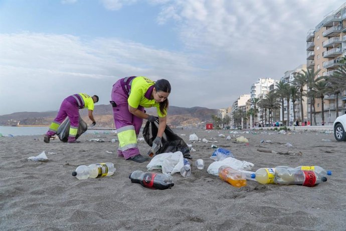 Retirada de residuos de las playas de Almería tras la Noche de San Juan.