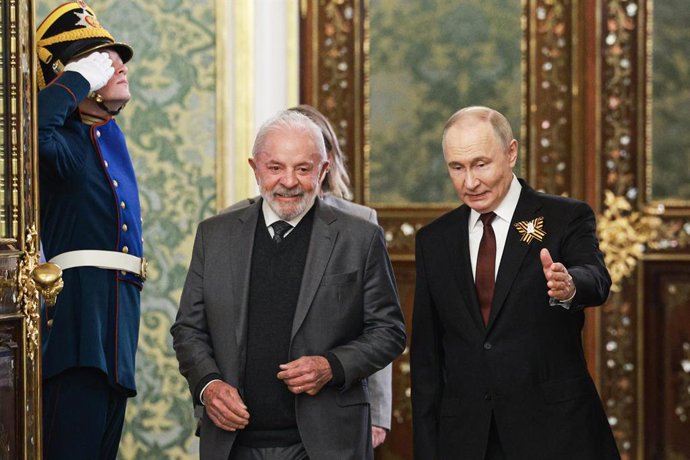 Archivo - RÚSSIA, MOSCOU - 9 de maio de 2025: Vladimir Putin, presidente da Rússia, e seu colega brasileiro Luiz Inácio Lula da Silva (dir. e esq.) chegam para uma reunião bilateral no Kremlin de Moscou