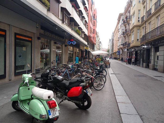 Archivo - Motocicletas y bicicletas estacionadas en Vitoria