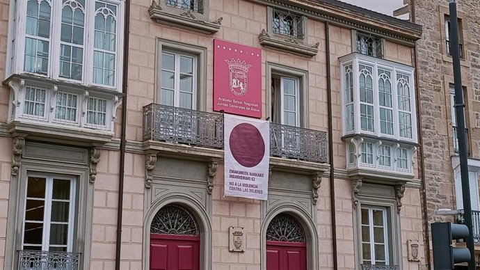 Archivo - Fachada de las Juntas Generales de Álava con el punto lila