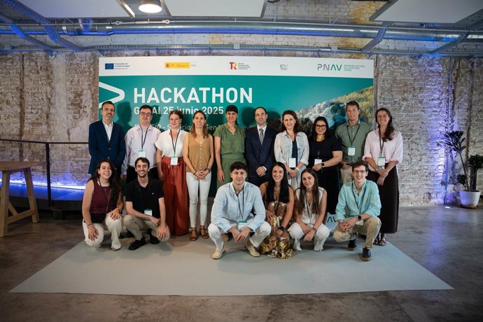 A equipe BioCeltas-IA, vencedora do segundo hackathon "GenAI Solutions for Biodiversity", com a Secretária de Estado de Digitalização e Inteligência Artificial, María González Veracruz.