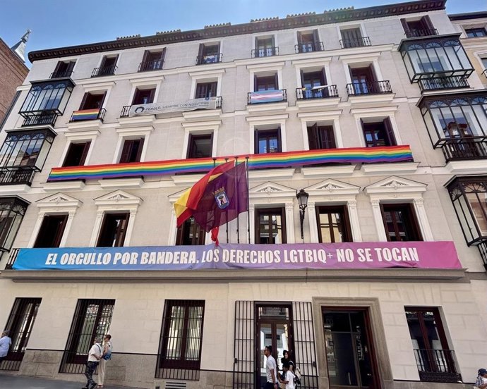 Banderas LGTBQ+ en los balcones de Más Madrid y PSOE en el Edificio de Grupos Municipales