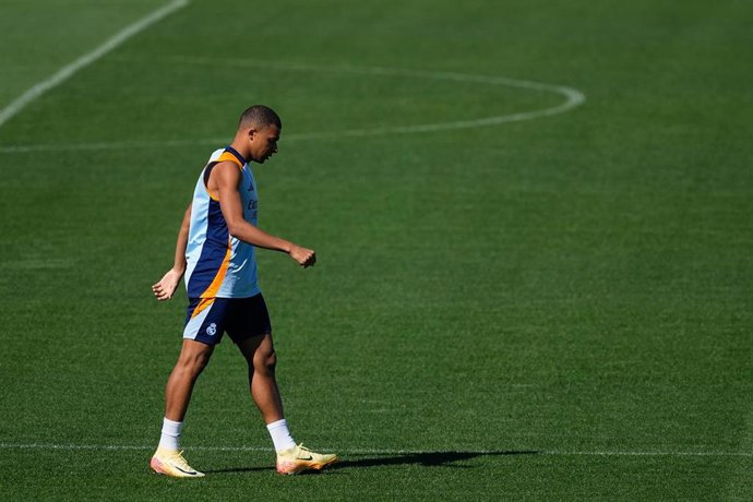 Archivo - El delantero francés del Real Madrid Kylian Mbappé, en un entrenamiento. 