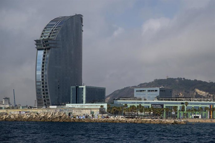 Archivo - Vista del hotel W en la ciudad de Barcelona desde el mar