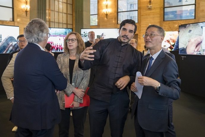 Durante la inauguración de la exposición, la secretaria general del Cervantes, Carmen Noguero, acompañó al autor Luis Cuenca (en el centro), quien explicó el contenido de algunos de sus vídeos al embajador de China en España, Yao Jing  (dcha.)