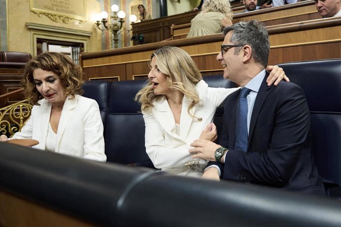 La ministra de Hacienda, María Jesús Montero, la ministra de Trabajo, Yolanda Díaz, y el ministro de Presidencia, Félix Bolaños, durante un pleno en el Congreso de los Diputados, a 25 de junio de 2025, en Madrid (España).  
