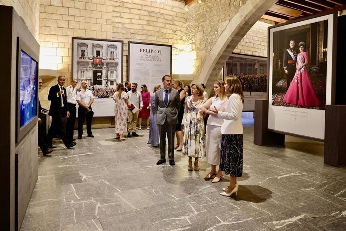 La presidenta del Govern, Marga Prohens, en la inauguración de la exposición 'Felipe VI: una década de la historia de la corona de España'