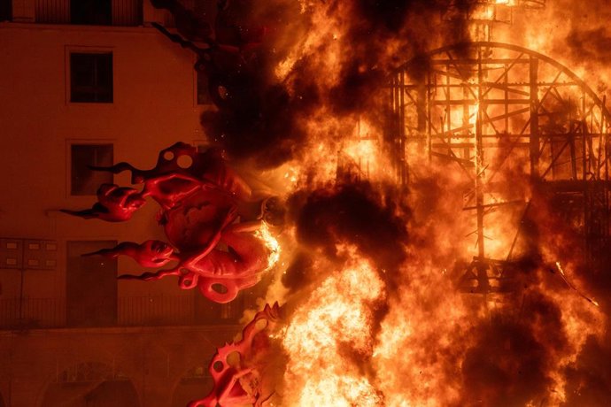 Foguera oficial a la plaça de l'ajuntament d'Alacant