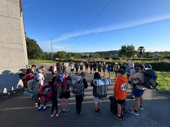 Un grupo de niños participa en un campamento de los salesianos.