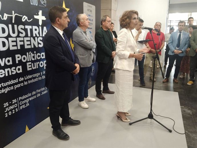 María Jesús Montero atiende a los periodistas antes de inaugurar las jornadas.